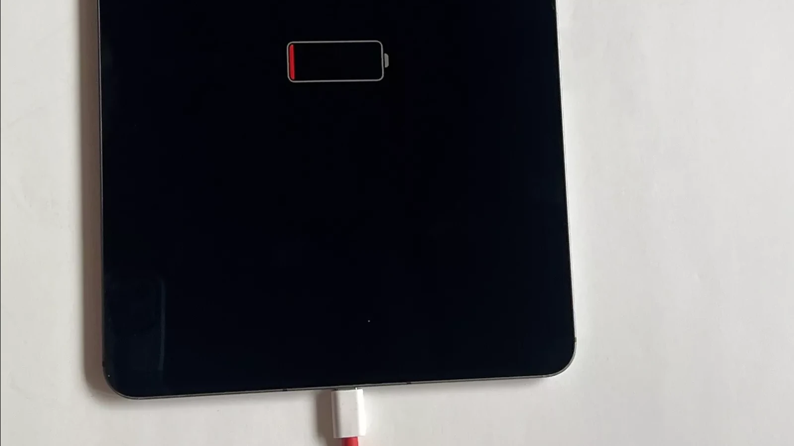 Les iPad sont-ils livrés avec des chargeurs ? Déballage et accessoires expliqués